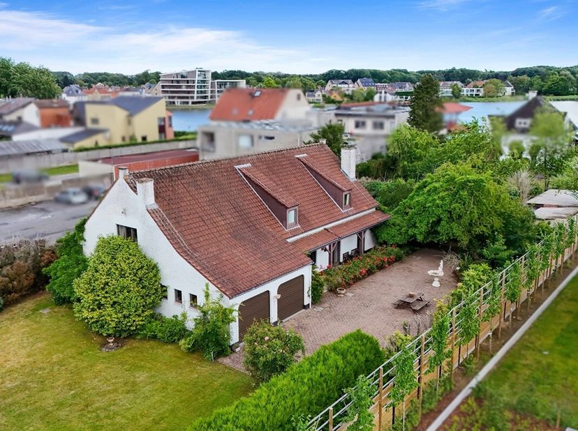 Unieke villa op een perceel van 2005m², in tweede bouwlijn, met rechtstreekse toegang tot het Donkmeer in Berlare.<br />
Zeer ruime, goed onderhouden