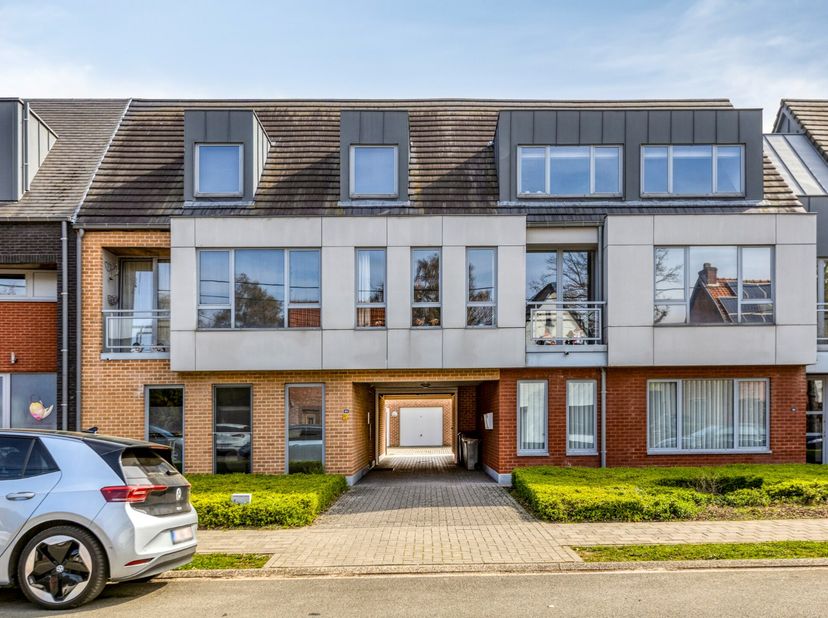 Dit ruime appartement geniet van een uitstekende ligging op wandelafstand van het centrum van Mol, vlak bij het station, de winkelstraten en tal van l