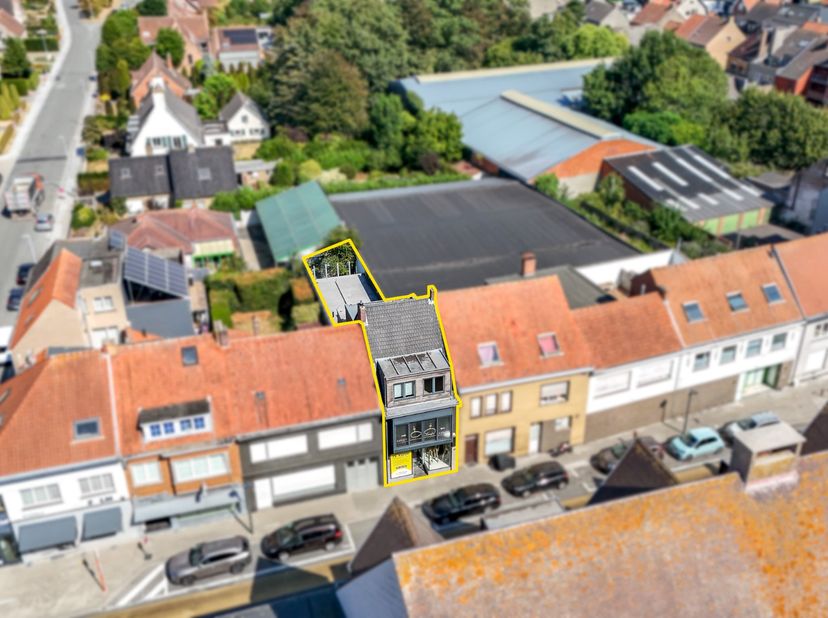 Aan de markt van Oudenburg vind je deze goed gelegen handelszaak met bovenwoning. Voorheen een lingeriewinkel, is dit pand ideaal voor nieuwe, enthous