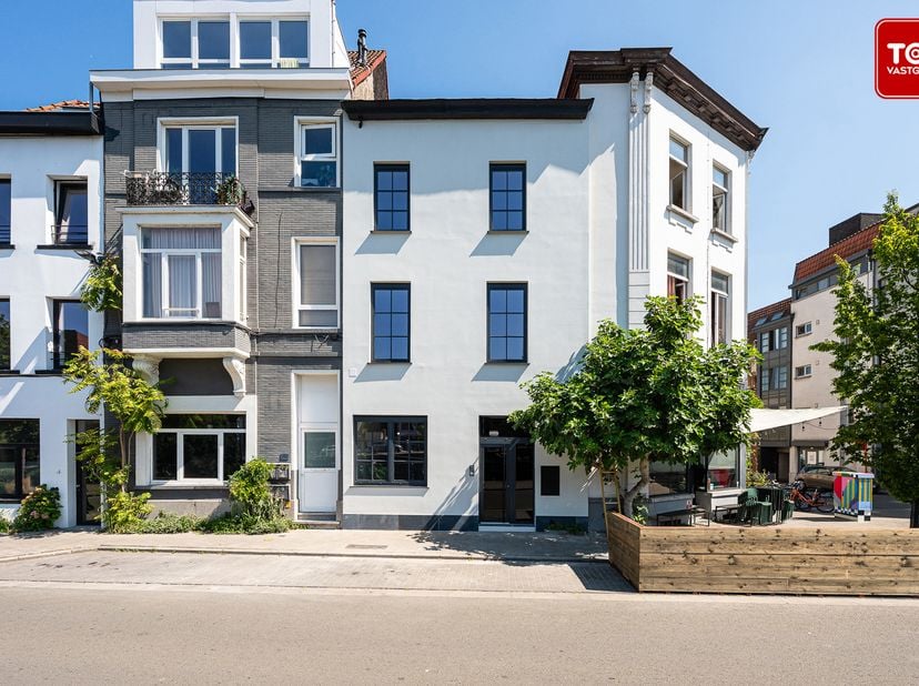 Op een toplocatie in het hart van Gent verwelkomt Huidevetterskaai 21 u in een stijlvol appartement dat recent met oog voor detail werd gerenoveerd.<b
