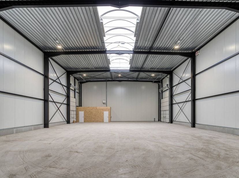 Entrepôt d'environ 440 m² à louer à Wevelgem. <br />
<br />
Spécifications :<br />
- Porte sectionnelle<br />
- Polybéton<br />
- Lucarne<br />
- 4 pl