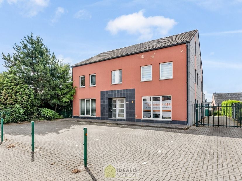 IDEALIS VASTGOED – GELIJKSVLOERS APPARTEMENT GELEGEN OP UITERST CENTRALE LOCATIE TE HECHTEL-EKSEL. Dit ruime appartement omvat een aangename 91m² en b