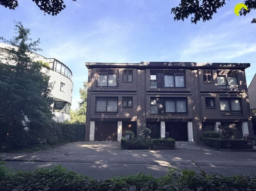 Ruime bel-étage woning met tuin EN terras!<br />
<br />
Deze woning vinden we terug nabij openbaar vervoer, winkels, scholen, parken, ….<br />
<br