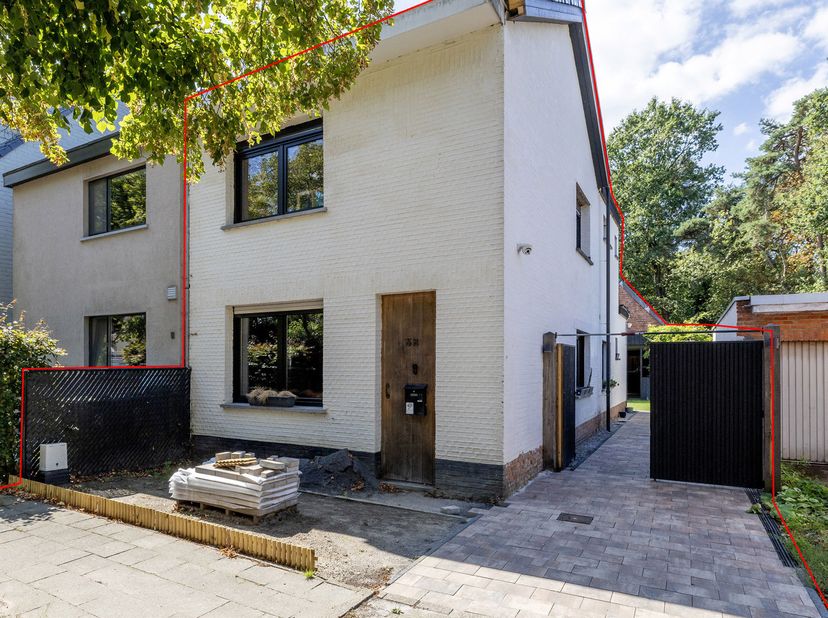Deze verzorgde woning ligt in een rustige, geliefde buurt van Brasschaat. Ze biedt een lichtrijke leefruimte, drie slaapkamers, een zuidgerichte tuin