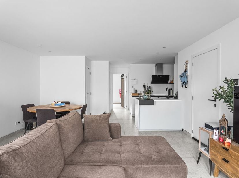 Dit gerenoveerde appartement is ideaal gelegen op wandelafstand van het centrum van Kortrijk, met winkels en alle dagelijkse voorzieningen in de direc