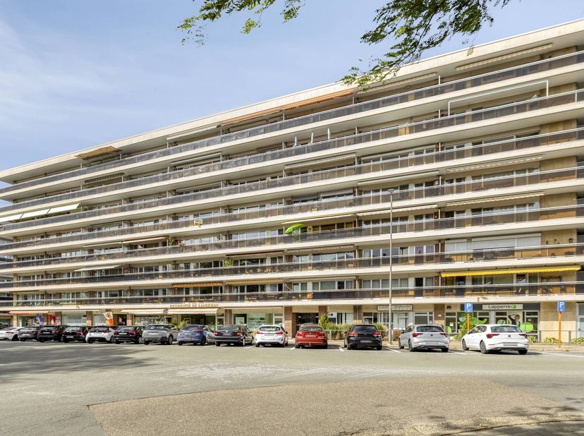 Het appartement heeft een ruime woonoppervlakte van 106 vierkante meter bestaande uit: een ruime woonkamer met open keuken met veel lichtinval en toeg