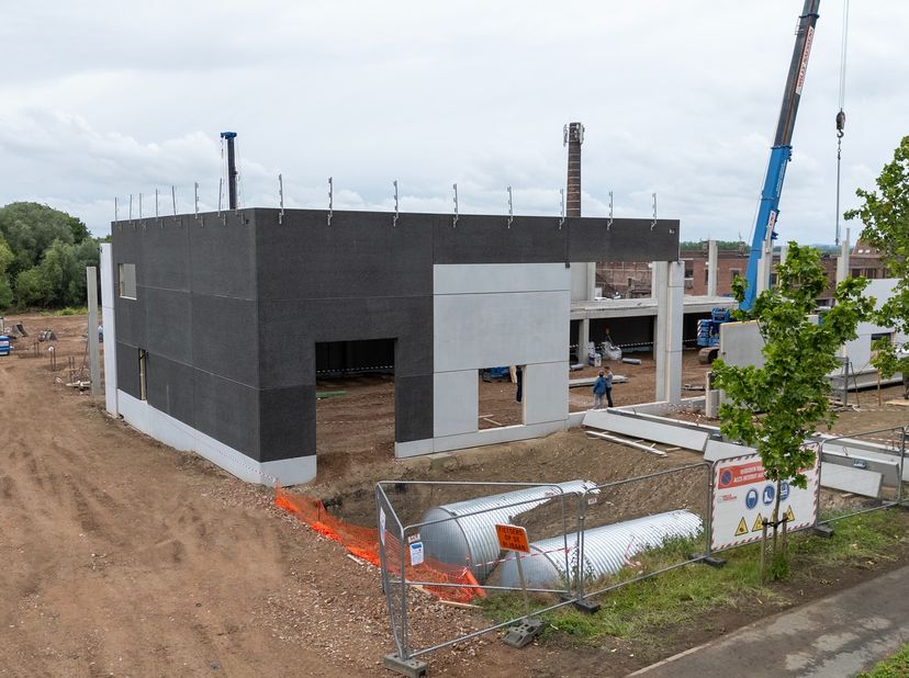 Ontdek deze moderne KMO-unit van 219 m² in een nieuw KMO-bedrijvenpark aan de Viermaartlaan in Ronse. Het project omvat 14 kwalitatieve bedrijfsunits