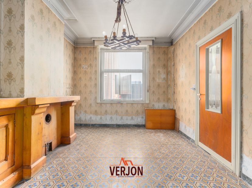 Dicht bij het centrum van Ardooie bevindt zich deze woning op een perceel van 693 m², met een woonoppervlakte van 133 m². Het pand kan volledig naar e