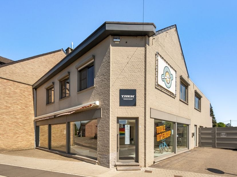 Dit veelzijdige pand biedt een&amp;nbsp;unieke combinatie van wonen en werken&amp;nbsp;op een uitstekende locatie in Wezemaal. Het handelsgedeelte, voorheen i