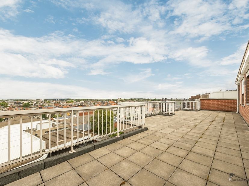 Situé au septième et dernier étage d'un immeuble bien entretenu, ce spacieux appartement-terrasse d'environ 140 m² est entouré de deux grandes terrass