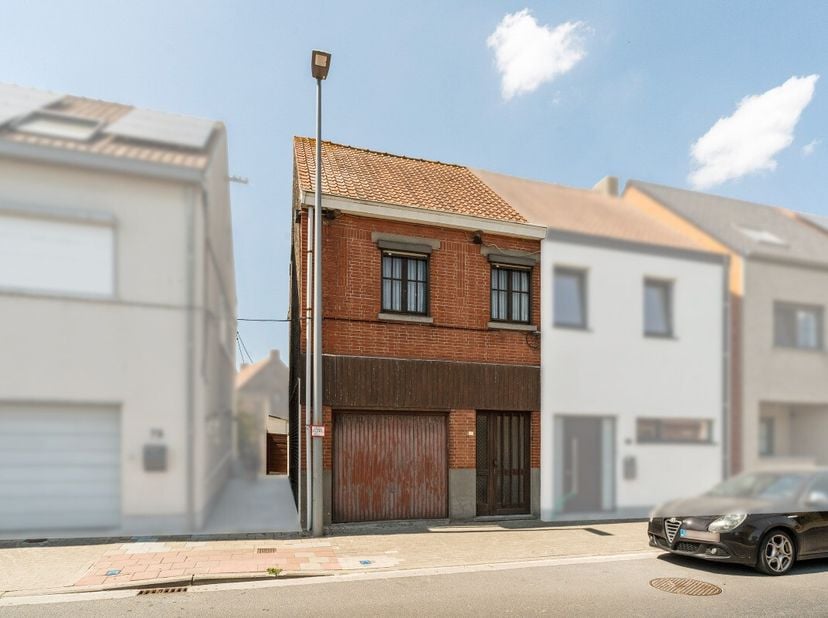 Bent u op zoek naar een woning die u volledig naar uw eigen smaak kunt renoveren? Dan is deze halfopen bebouwing in het charmante Waarschoot precies w