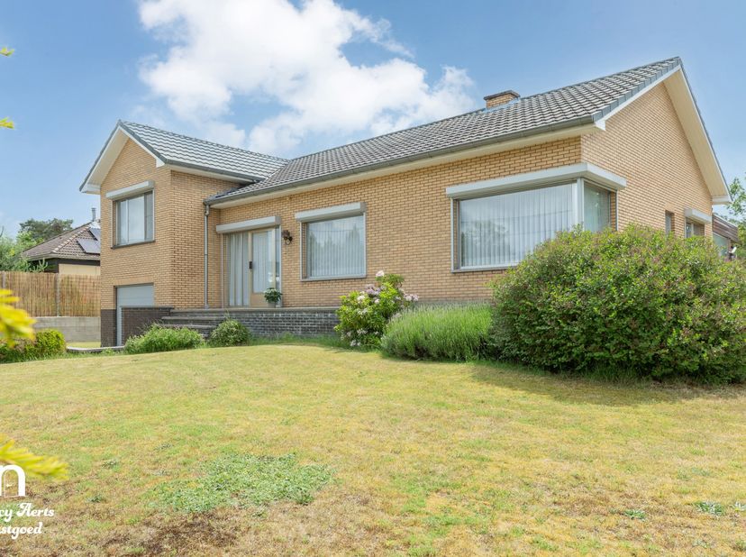 Ontdek deze uitstekend onderhouden vrijstaande woning aan de rustige Bosstraat in Koersel. Gelegen in een landelijke en bosrijke omgeving, biedt dit p