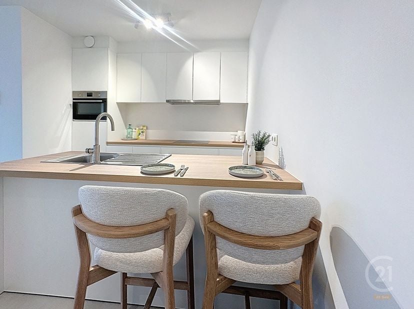 Dit nieuwbouwappartement is gelegen op het gelijkvloers van residentie Ribera langs de Oostendelaan te Middelkerke, op slechts 500 meter van het stran