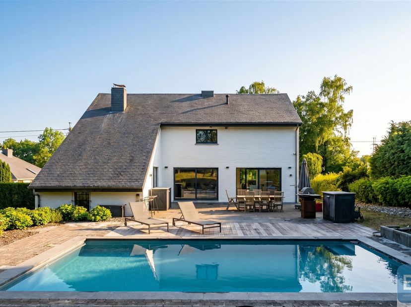 À deux minutes du centre de Beaufays, au calme d'un quartier résidentiel du village de Ninane, une magnifique villa quatre façades de 300m2 habitables