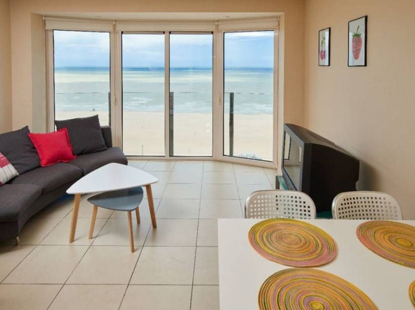 Gelegen op de zevende verdieping aan de Zeedijk in De Panne, ontdekken we deze prachtige studio met een bewoonbare oppervlakte van 39 m². Het interieu