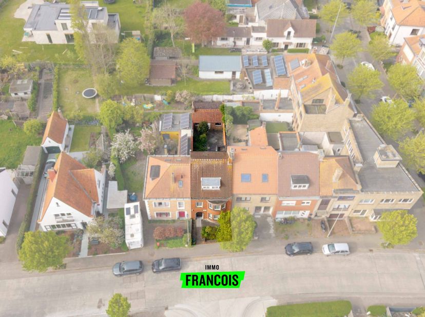 Dans la prisée Paul Michielslaan se situe cette construction mitoyenne offrant une surface habitable de 152 m² sur un terrain de 160 m². Une opportuni