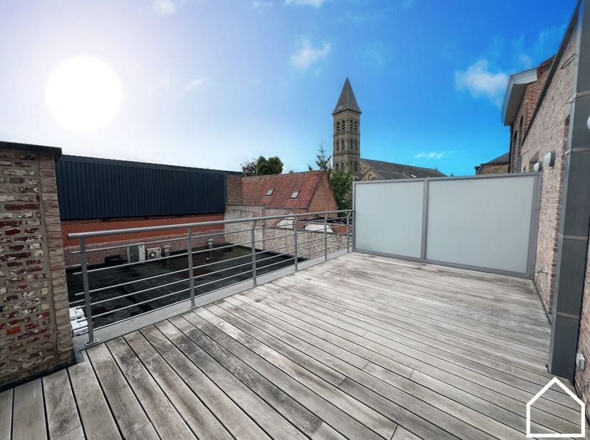 Gelegen op de tweede verdieping van een verzorgd gebouw, lift aanwezig, geniet dit appartement van een uitstekende ligging in het hart van de winkelst