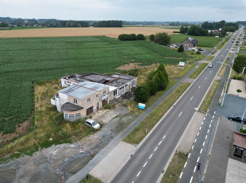 Strategisch gelegen handelspand met woonst te Voorde met een oppervlakte van 21 a 72 ca.<br />
Deze unieke eigendom situeert zich langsheen de verbin