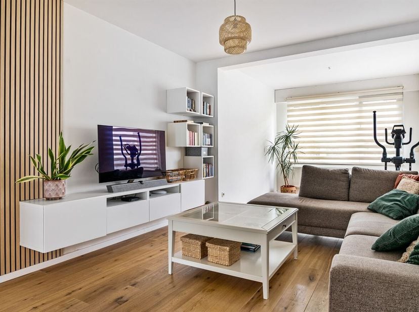 Bent u op zoek naar een instapklare gezinswoning waar ruimte, comfort en energiezuinigheid hand in hand gaan? Dan zal deze prachtig gerenoveerde HOB u