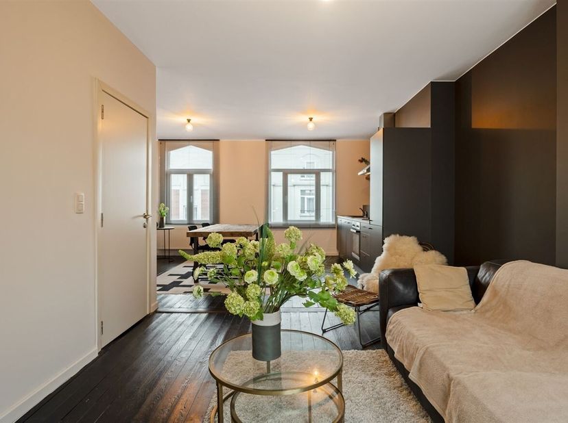 Ligging: Dit volledig gerenoveerde en instapklare appartement met twee slaapkamers (85 m²) geniet van een uiterst centrale ligging. Winkels, horecazak