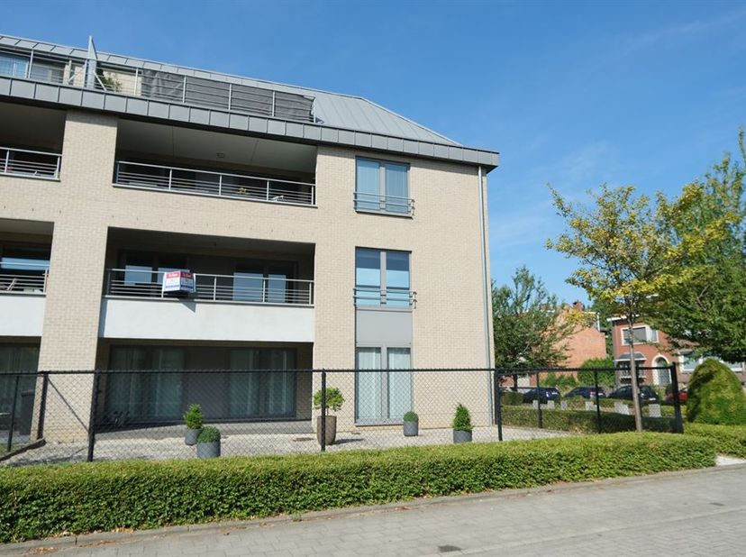 Zaventem Centrum, in een rustige straat vlak bij Luchthaven (2,5km):<br />
Modern gemeubeld appartement van 110m² op het eerste verdiep met 2 ruime s