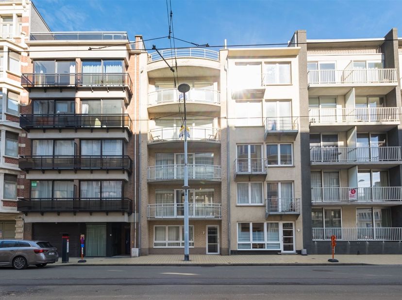 Lichtrijk twee slaapkamer appartement gelegen in het commerciële centrum van Middelkerke en vlakbij de zee. Indeling: Inkomhal met vestiaire en apart