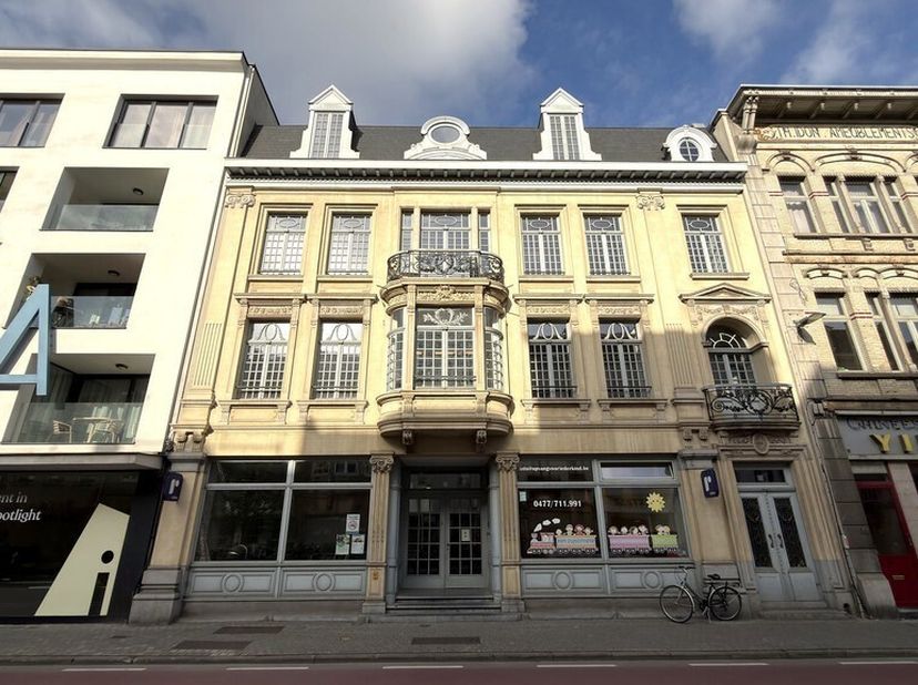 499m² kantoorruimte op 3de verdieping met privatief zonnig terras (100m²)<br />
Ligging:  vlakbij stadsring met vlotte verbinding naar E19 en N16; aan