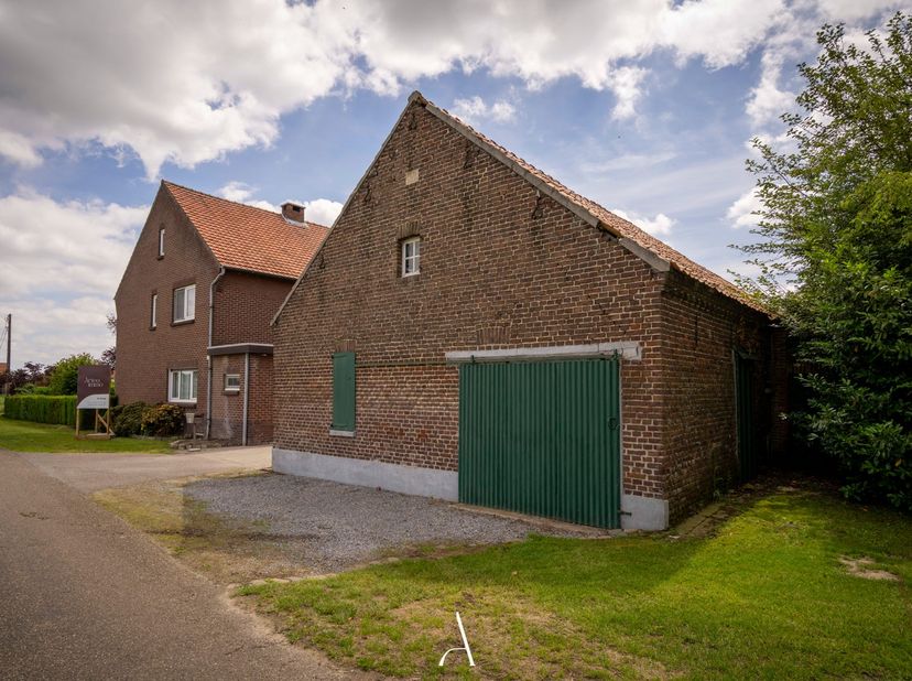 In een uitzonderlijk rustige en landelijke omgeving, volledig omgeven door weilanden, bevindt zich deze unieke hoeve-eigendom met tal van mogelijkhede