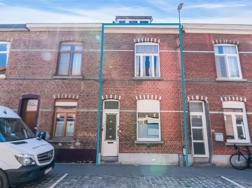 Vous êtes à la recherche d'une propriété que vous pouvez rénover entièrement à votre goût ? Cette maison mitoyenne située dans la Brugstraat à Heverle