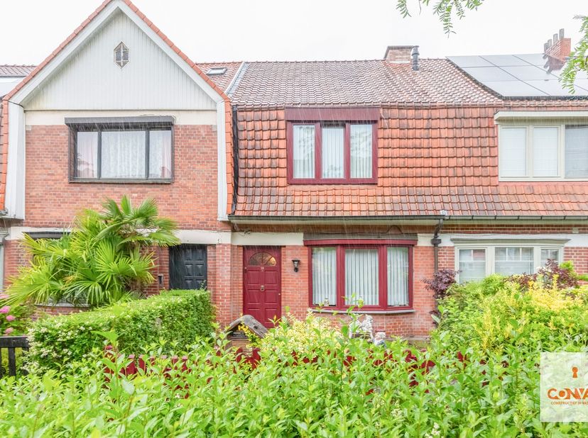 Op zoek naar een woning met ruimte, potentieel en een uitstekende ligging? Deze charmante woning in de Halvemaanstraat te Sint-Amandsberg biedt alles