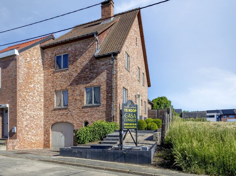 Bent u op zoek naar een ruime en gezellige gezinswoning op een centrale ligging in Roosdaal? Dan is deze woning in de Hoogstraat 51 zeker een bezoek w