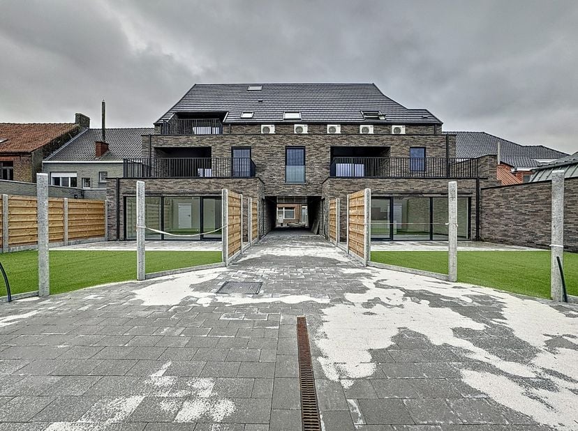 Dit nieuwbouwappartement is gelegen in het centrum van Knesselare, op wandelafstand van scholen, winkels en diverse horecazaken. Dankzij de centrale l