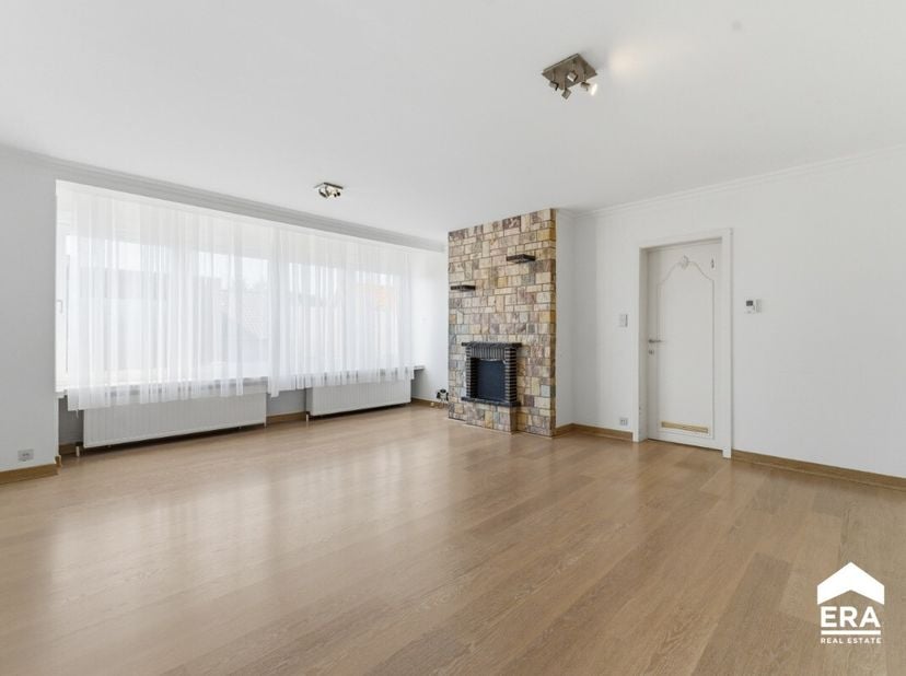 [[ DIT PAND NEEMT DEEL AAN DE ERA OPEN HUIZEN DAG OP 19/9 VAN 14:30 TOT 15:30 ]] Appartement met 2 slaapkamers en autostaanplaats nabij centrum IeperO