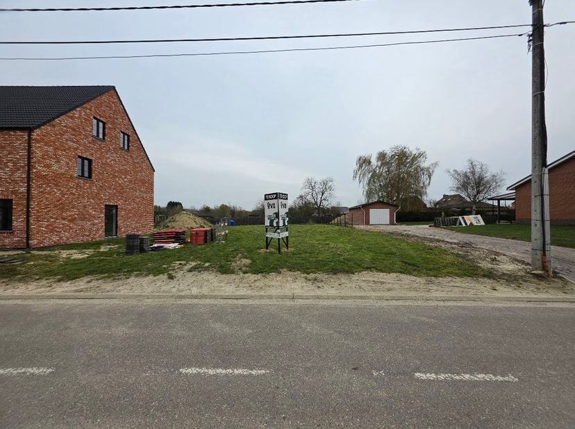 <br />
Cette parcelle attrayante pour une construction 4 façades est idéalement située dans la calme et rurale Lindestraat à Hoeleden, entourée de mai