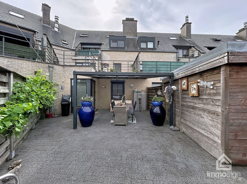 PLUSPUNTEN:<br />
+ bewoonbare oppervlakte: 156 m²<br />
+ 2 slaapkamers (3 mogelijk)<br />
+ gelijkvloers gelegen<br />
+ zeer ruim appartement<br />