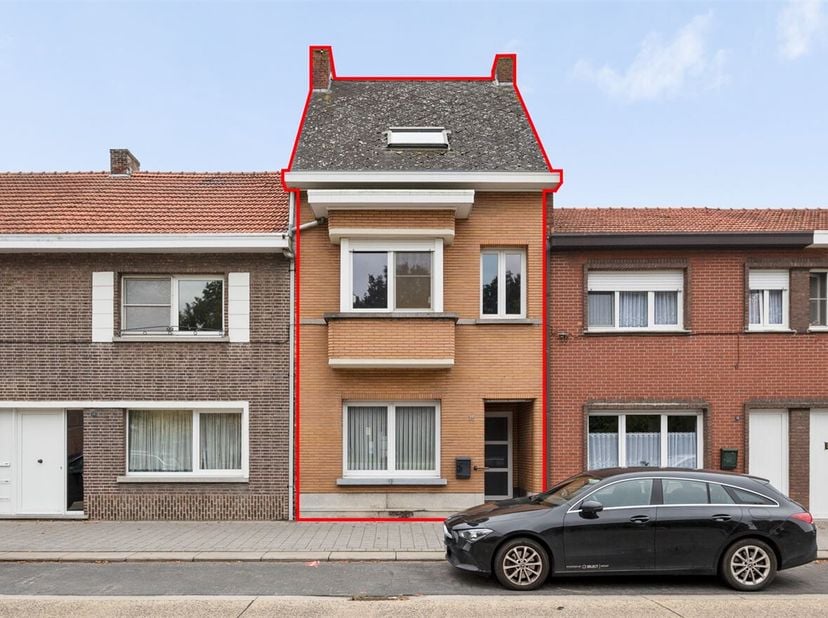 Deze te renoveren gesloten bebouwing MET MAGAZIJN is gelegen in een landelijke omgeving nabij het centrum van Overbroek.<br />
Een gesloten bebouwing