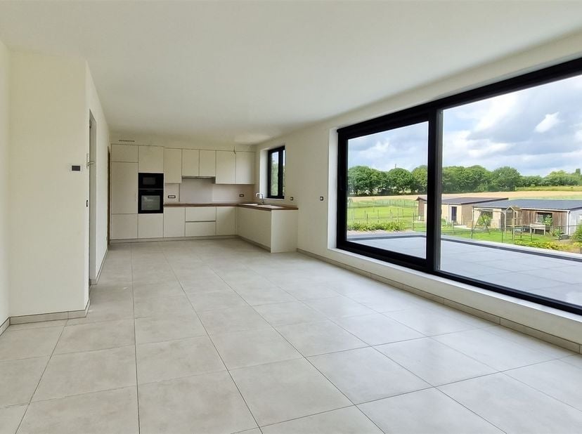Luxueus nieuwbouwappartement.<br />
Indeling:<br />
1ste verd: inkomhal met wc, ruime woonkamer met hyper ingerichte keuken (frigo, inductiekookplaa