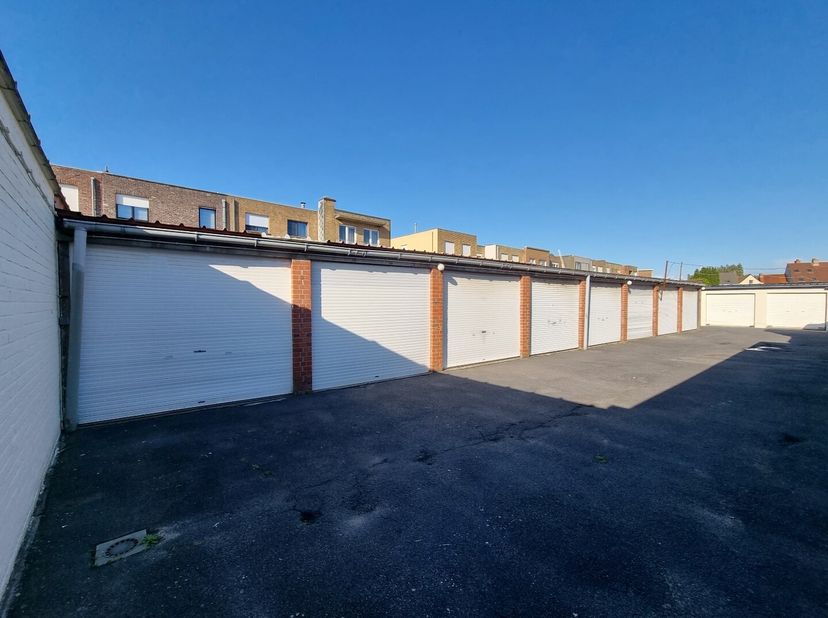 Centraal gelegen garagebox op wandelafstand van het station.<br />
Ideaal om de groeiende parkeerdruk in Heist te vermijden of om te gebruiken als ops