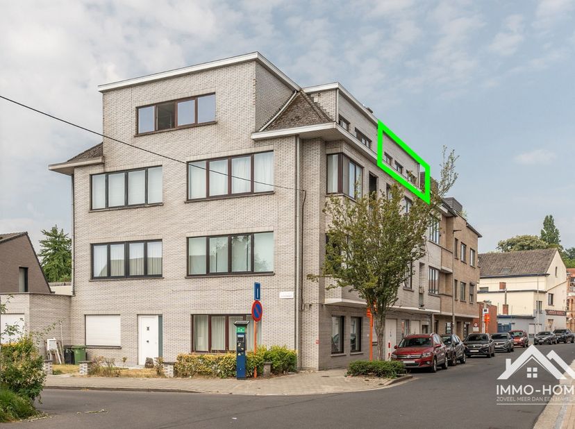 Dit mooie lichtrijke appartement is gelegen op de derde (bovenste) verdieping van het complex, en is te bereiken via zowel lift als trap. Je komt zo i