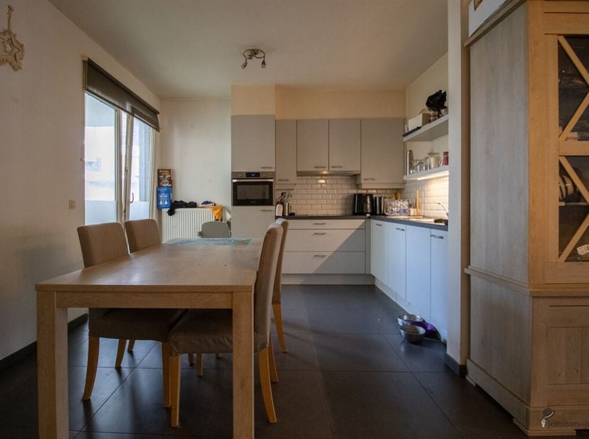 Gelijkvloers appartement van 115 m² met tuintje en garage in centrum Gierle. <br />
Gezamenlijke inkomhal voor alle appartementen. <br />
Centraal gel