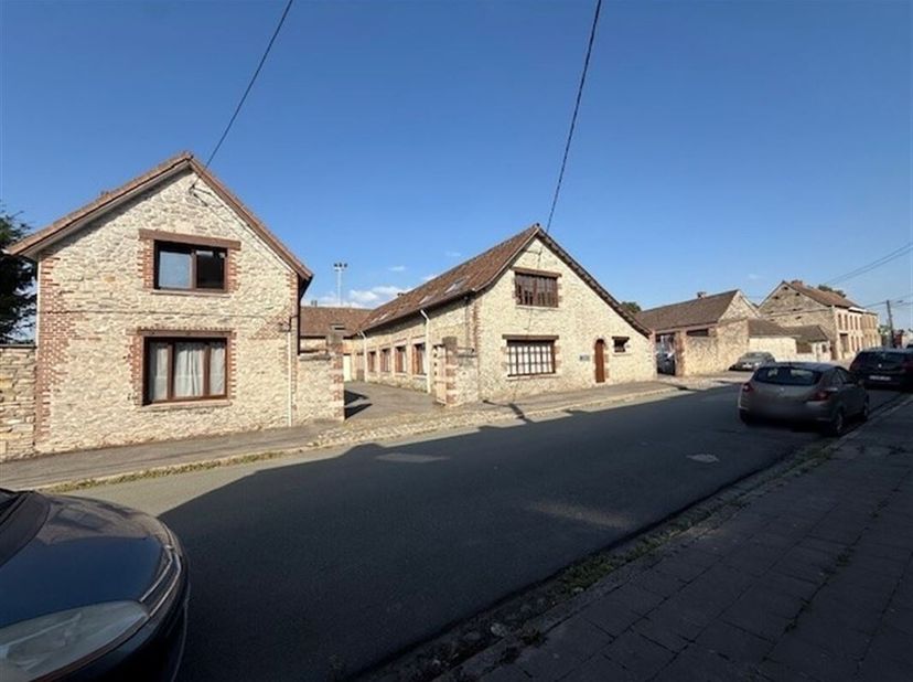 Ensemble immobilier situé à 10 minutes de Tournai, à proximité du centre du village de Vaulx et des axes autoroutiers.<br />
Prix indicatif : 675.000