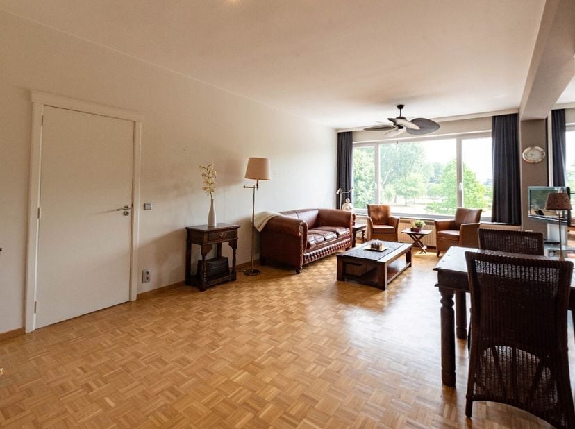 Gemeubeld 1-slaapkamer appartement op de 2de verdieping van een residentieel gebouw met lift! Naast de centrale ligging biedt dit appartement een mooi