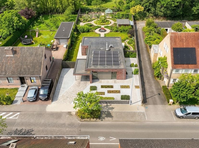 Zeer rustig en toch centraal gelegen, in de nabijheid van winkels, invalswegen en het centrum van Rumbeke, bevindt zich deze hedendaagse en energiezui