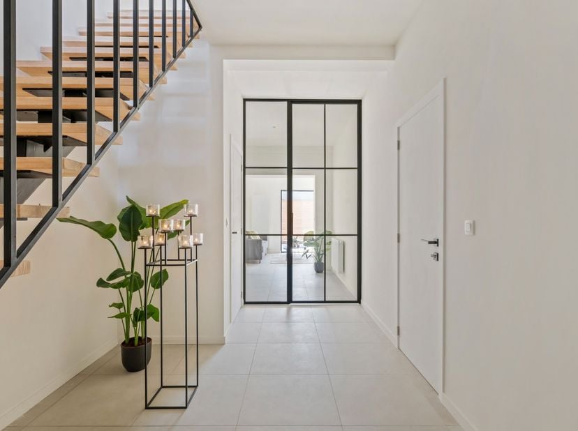 - Ideale ligging in Dadizele-centrum: Beselarestraat 59A<br />
- Volledig instapklare woning<br />
- Ruime inkomhal<br />
- Lichtrijke leefruimte met