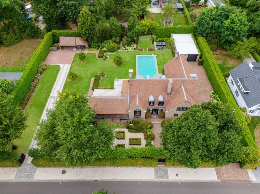 Située dans le quartier résidentiel très recherché de Sterrebos à Stevoort (Hasselt), cette villa exceptionnelle a été construite en 1991 et entièreme