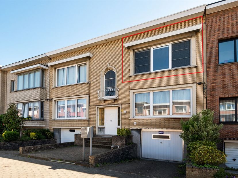 Dit appartement bevindt zich op de eerste verdieping van een kleinschalig gebouw, gelegen aan de Generaal Slingeneyerlaan in Deurne. Dankzij de nabijh