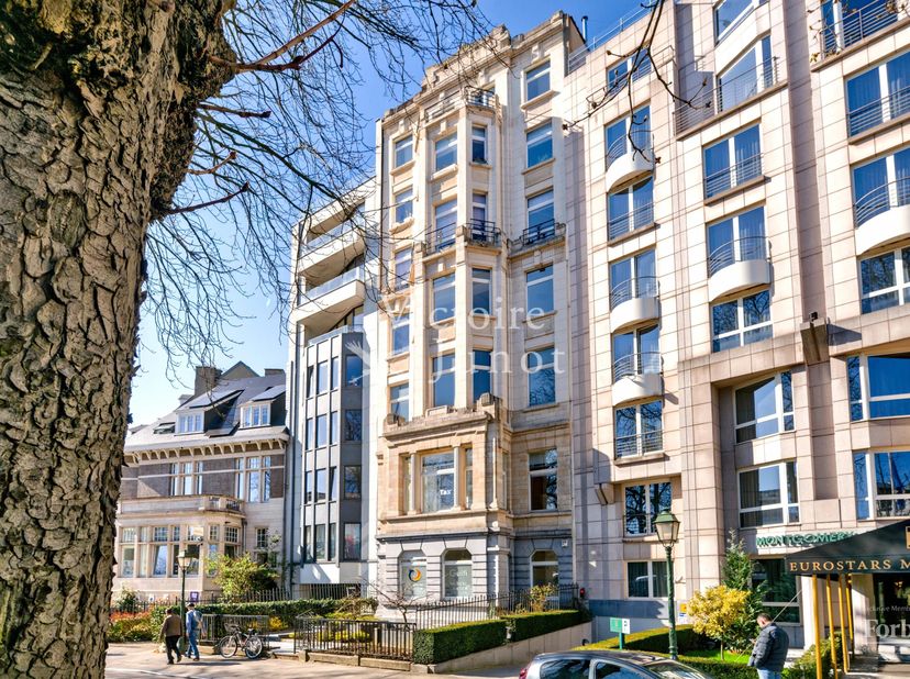 Lichtgevend penthouse van +/- 134 m² en +/- 40 m² terras<br />
- Inkomhal met gepantserde deur,<br />
- Grote ontvangstruimten van +/- 65 m² met parke