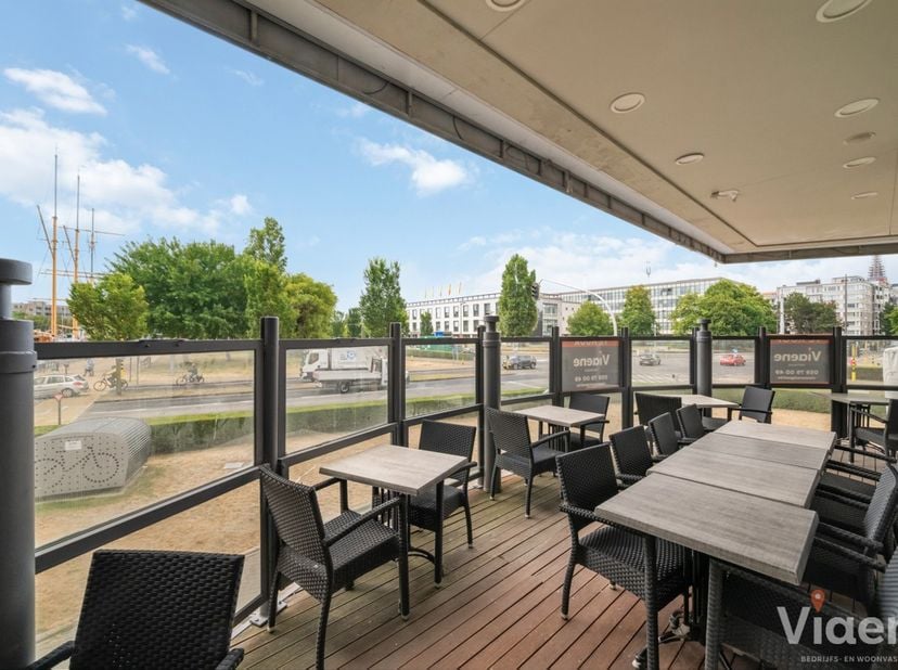 Volledig instapklaar en ingericht horecapand – uitstekend en centraal gelegen op een druk kruispunt nabij de Mercator – commerciële ligging met een vo