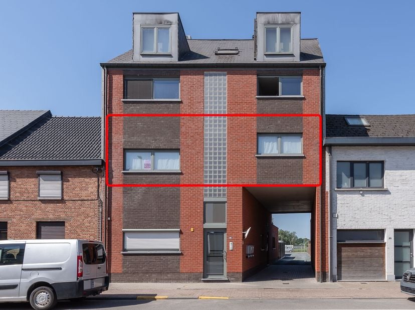 APPARTEMENT MET GARAGE -<br />
Gelegen tussen Dendermonde en Lebbeke vind je dit recent gebouwde appartement dat in zeer goede staat verkeert. <br />