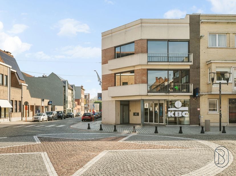 Instapklaar ruim appartement met 4 slaapkamers en uitzonderlijk terras van 63 m² pal in het centrum van Ronse, in de winkelstraat en op wandelafstand